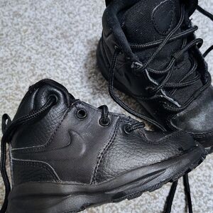 Kids NIKE Black High-Top Sneakers Size 6C Good Condition. Great For Winter!